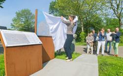 Wethouder Jouta onthult nieuwe informatieborden